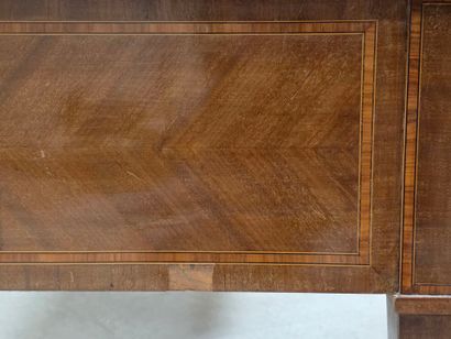 Bureau plat en placage d'acajou de style...