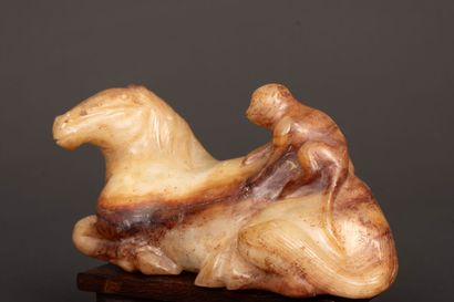 Singe sur le dos d'un cheval allongé. 
Sculpture...