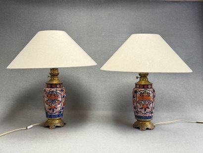 Paire de lampes à pétrole en porcelaine Imari,...