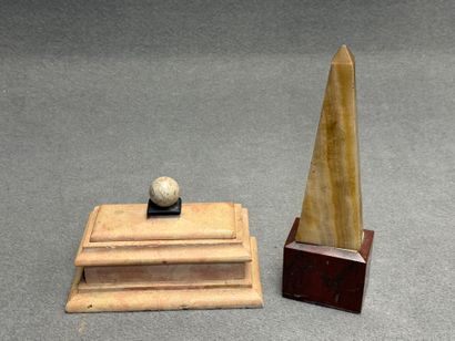 Encrier en pierre et obélisque en onyx sur...