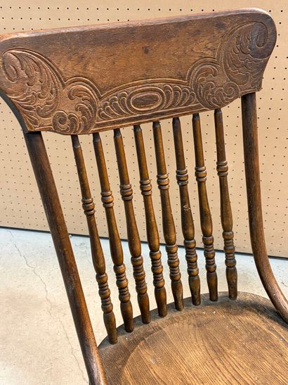 Chaise anglaise en chaine sculpté à barreaux.
Fin...