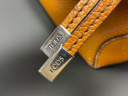 TOD'S. 
Sac à main en cuir. 
28 x 40 x 16...