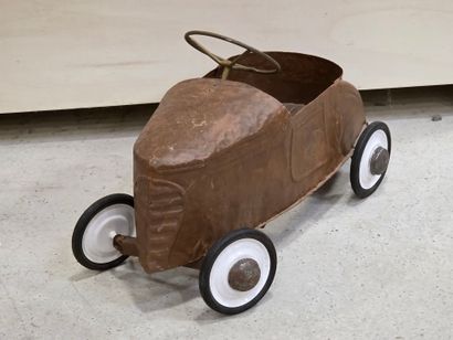 Voiture à pédales en tôle marron.
50 x 80...