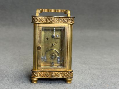 Petite pendulette en laiton. 
10 x 5,5 x...