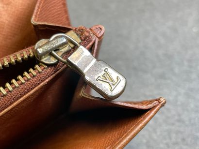 Louis VUITTON
Porte-monnaie en toile monogrammé.
14...