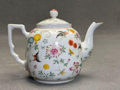 Théière en porcelaine de Chine.
Tampon rouge...