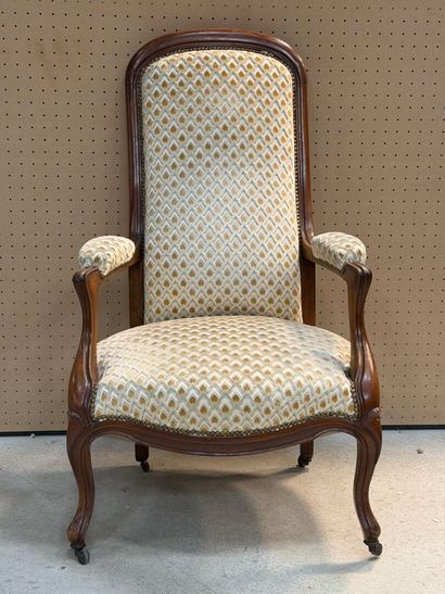 Fauteuil Voltaire bien garni
fin XIX
H. :114...