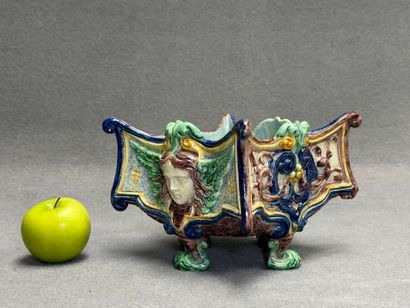Cache pot en barbotine de style Renaissance.
15...