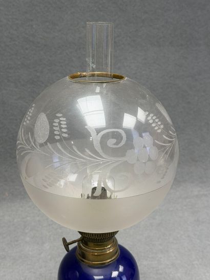 Paire de lampes à pétrole en porcelaine bleu...