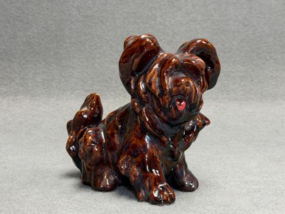 Chien en faïence. 
H. :16 cm.
