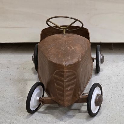 Voiture à pédales en tôle marron.
50 x 80...