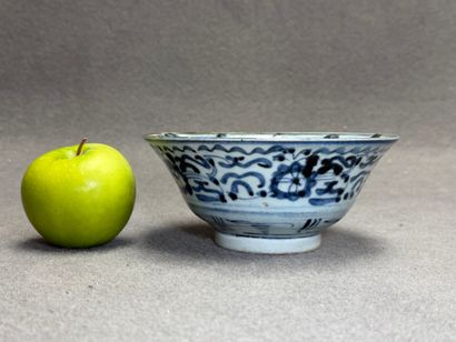 Bol en porcelaine de Chine XIX°
H: 8 cm.
D:...