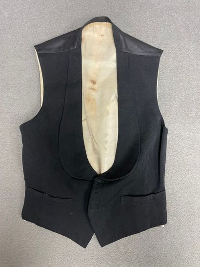 Smoking trois pièces. 
Pantalon, gilet et...