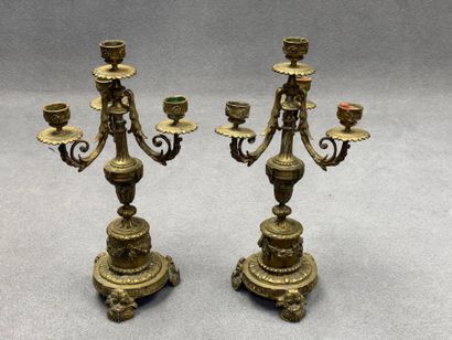 Paire de candélabres en bronze à quatre lumières.
Style...