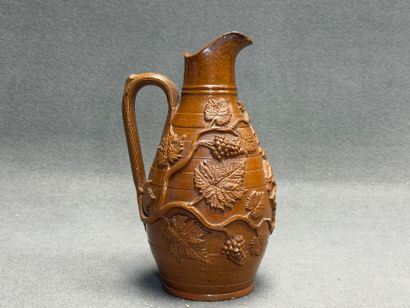 Pichet en grès salé à décor en relief de...