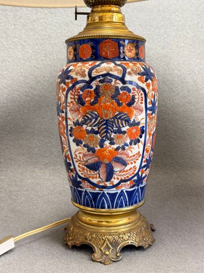 Paire de lampes à pétrole en porcelaine Imari,...