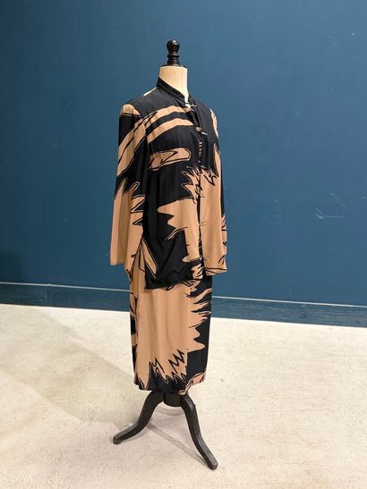 GEORGES RECH
Ensemble robe veste en soie.
Taille...
