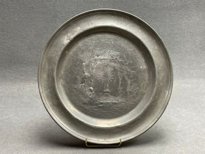 Plat à offrande en étain à décor religieux,...