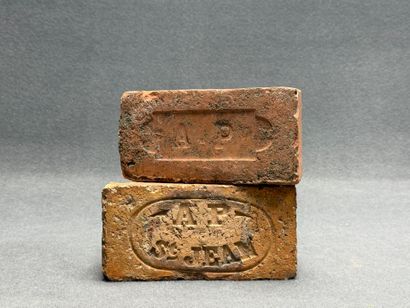 Deux briques AP Guyane. 
5 x 21 x 11 cm.