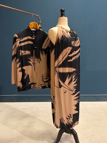 GEORGES RECH
Ensemble robe veste en soie.
Taille...
