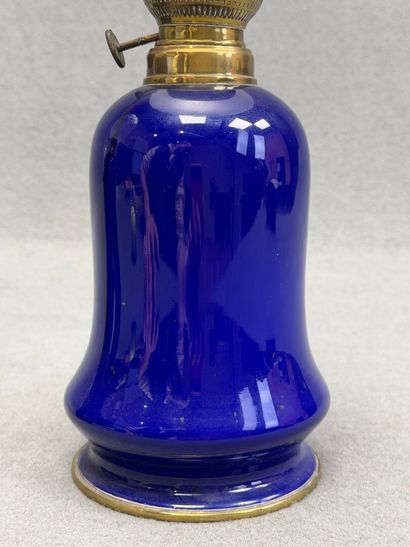 Paire de lampes à pétrole en porcelaine bleu...