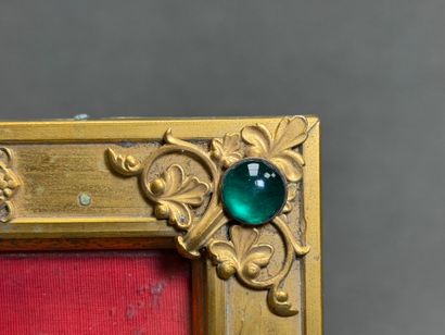 Cadre en laiton à décor de cabochons de verreries...