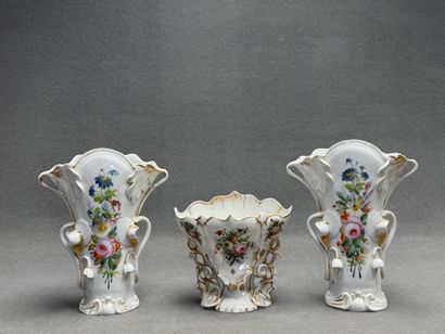 Trois grands vases de mariée en porcelaine...