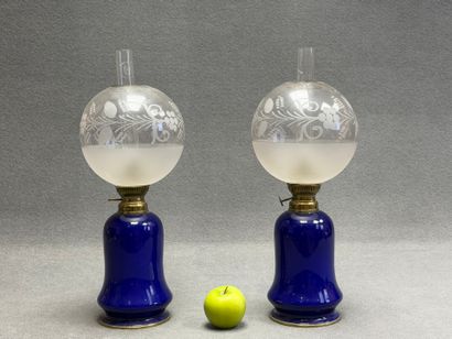 Paire de lampes à pétrole en porcelaine bleu...