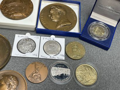 Collection de 18 médailles en bronze fin...