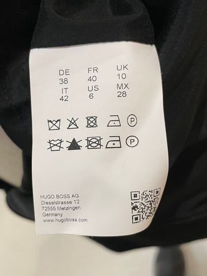 Hugo Boss. Haut taille 40. 
On y joint un...