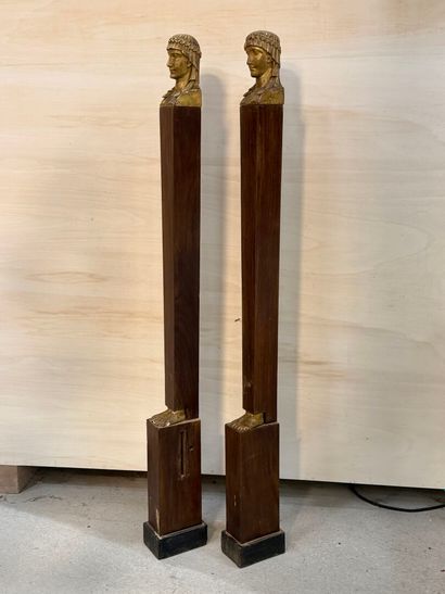 Deux montants de lits en placage d'acajou...