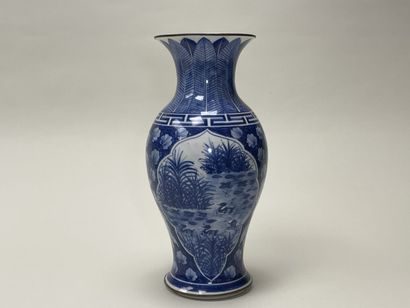 Vase balustre en porcelaine de Chine à décor...