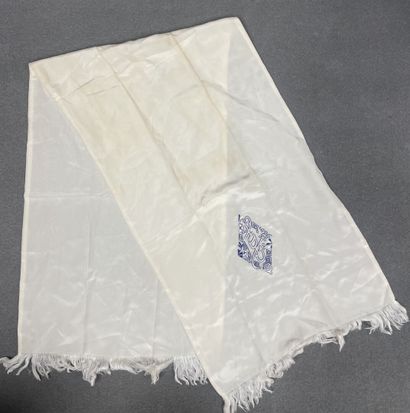 Deux foulards en soie dont un Fernand Léger
90...