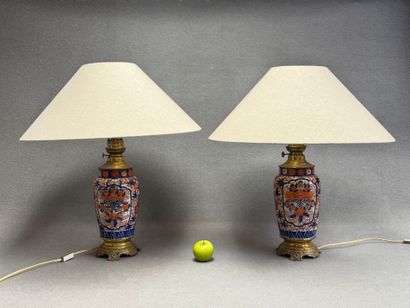 Paire de lampes à pétrole en porcelaine Imari,...