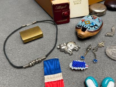 Coffret à compartiment garni d'objets de...