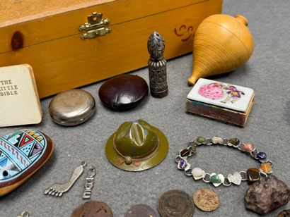 Coffret à compartiment garni d'objets de...