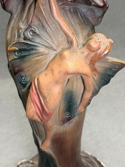 Paire de vases en platre patiné. 
Epoque...