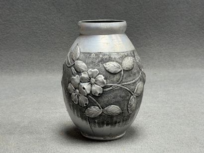 Vase art déco en étain à décor repoussé.
Signé...