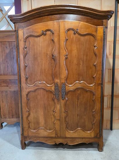 Armoire en noyer mouluré
Style Louis XV XIX°...