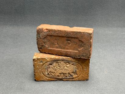 Deux briques AP Guyane. 
5 x 21 x 11 cm.