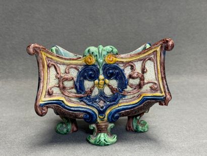 Cache pot en barbotine de style Renaissance.
15...