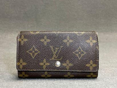 Louis VUITTON
Porte-monnaie en toile monogrammé.
14...