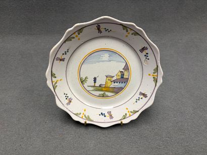 NEVERS fin XVIII°
Assiette en faience à décor...
