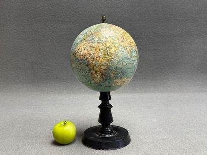 Globe terrestre en carton par Forrest, pietement...