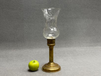 Lampe à pétrole en laiton et verre ciselé.
H:...