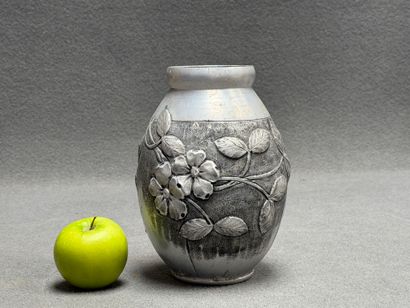 Vase art déco en étain à décor repoussé.
Signé...