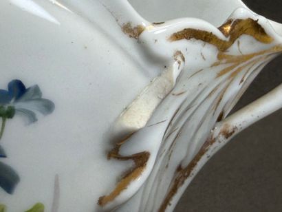 Trois grands vases de mariée en porcelaine...
