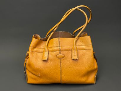 TOD'S. 
Sac à main en cuir. 
28 x 40 x 16...