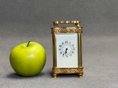 Petite pendulette en laiton. 
10 x 5,5 x...