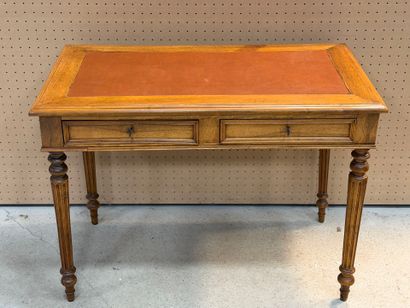Bureau plat en noyer, dessus cuir 
Style...